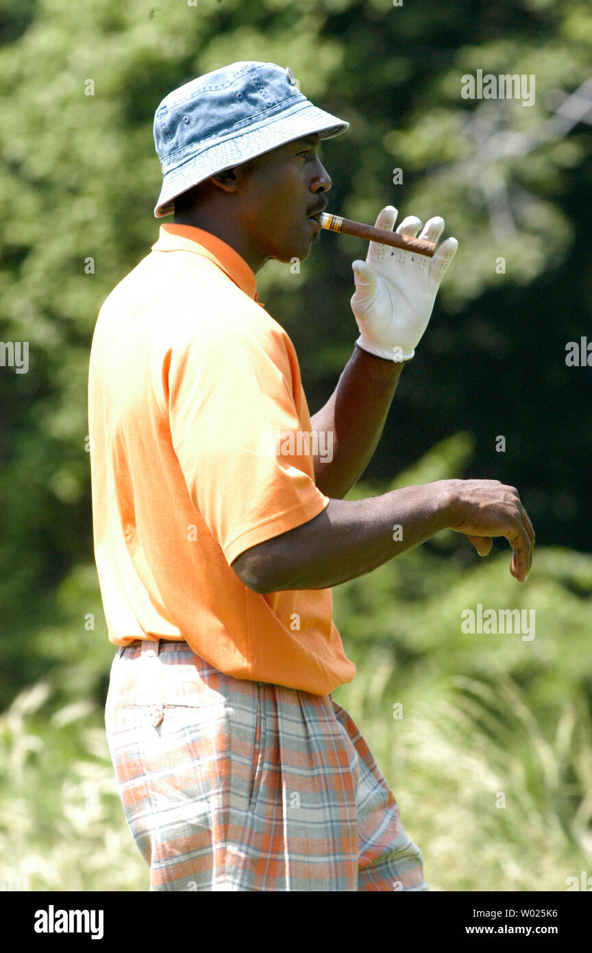 NBA All-Star Michael Jordan a pris sa retraite se prépare à lite son cigare comme il marche sur le premier tee du 2005 Mellon Mario Lemieux Celebrity Invitational au Club à Nevillwood près de Pittsburgh PA Le 23 juin 2005. (Photo d'UPI/Archie Charpentier) Banque D'Images