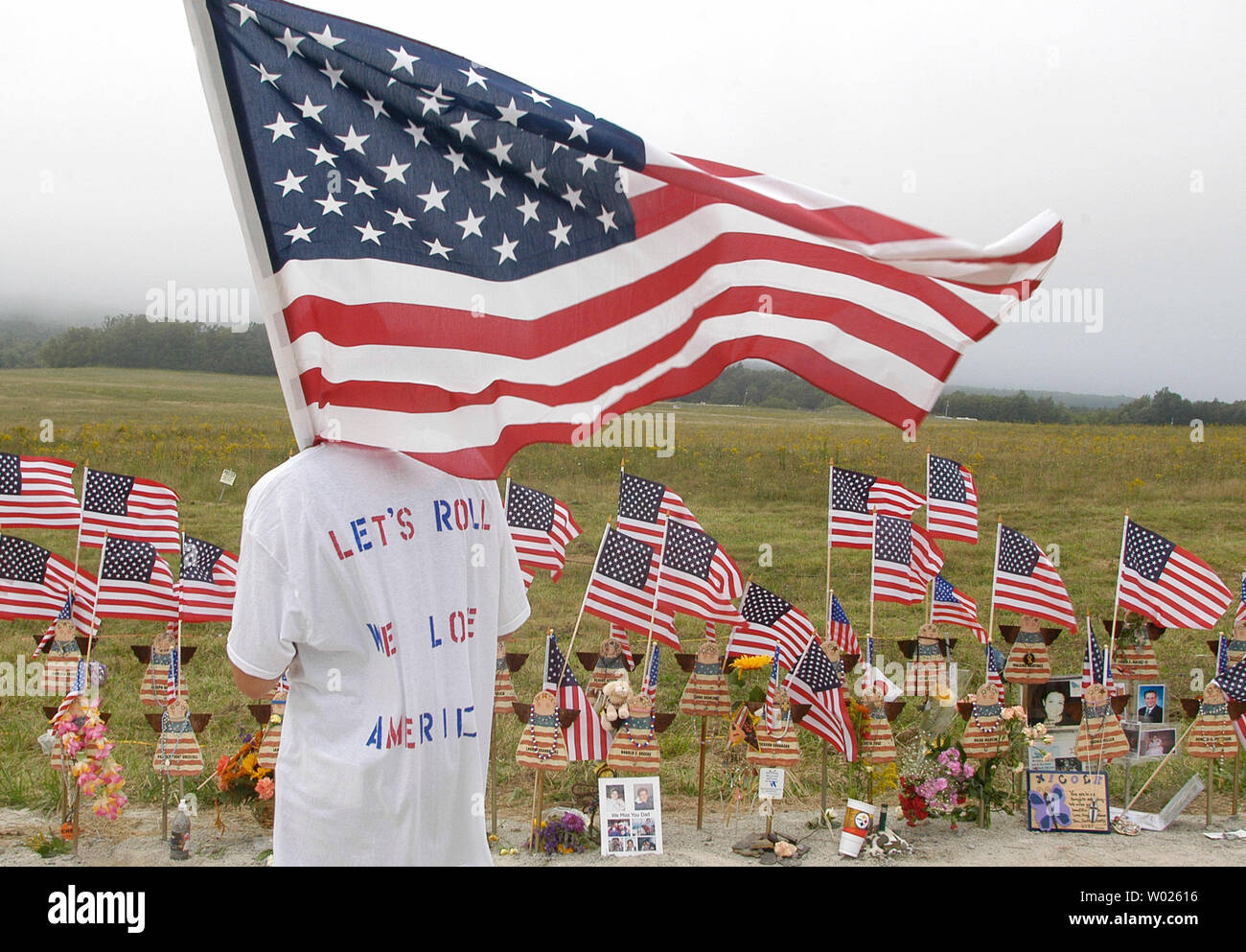 William Ura, l'âge de 20 ans de McKeesport, PA, porte un drapeau américain et donne vers le lieu de l'écrasement du vol 93 en visitant le Mémorial temporaire près de Shanksville, en Pennsylvanie le 11 septembre 2006. C'est le cinquième anniversaire des attentats terroristes perpétrés contre les États-Unis en 2001. (Photo d'UPI/Archie Charpentier) Banque D'Images