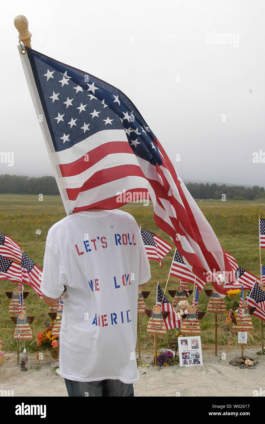William Ura, l'âge de 20 ans de McKeesport, PA, porte un drapeau américain et donne vers le lieu de l'écrasement du vol 93 en visitant le Mémorial temporaire près de Shanksville, en Pennsylvanie le 11 septembre 2006. C'est le cinquième anniversaire des attentats terroristes perpétrés contre les États-Unis en 2001. (Photo d'UPI/Archie Charpentier) Banque D'Images