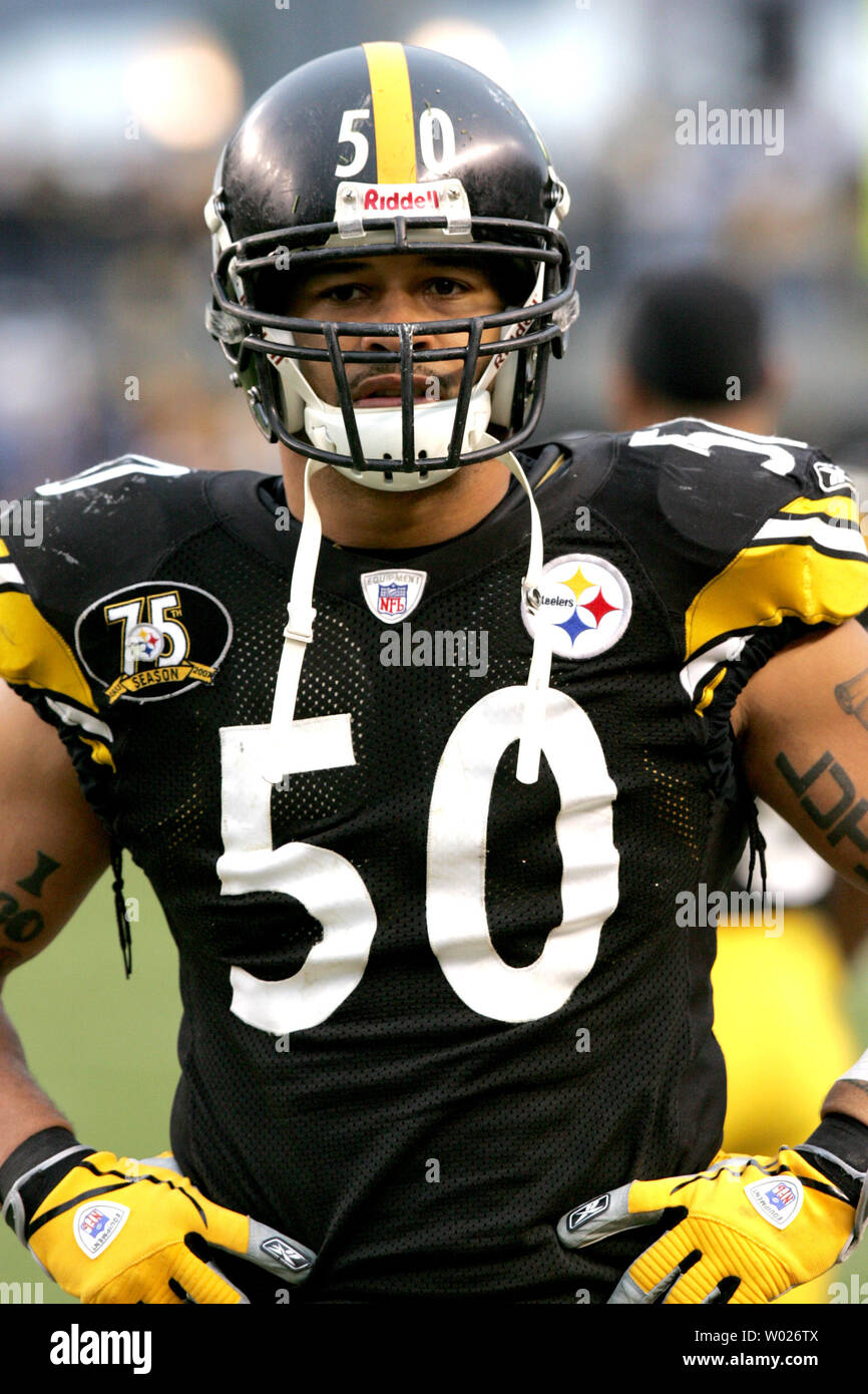 Pittsburgh Steelers Larry Foote attend les résultats du défi des Cleveland Browns kickoff return pour un touché au quatrième trimestre de l'acier 31 - 28 Victoire au stade Heinz Field de Pittsburgh le 11 novembre 2007. La décision sur le terrain a été confirmée. (Photo d'UPI/Archie Charpentier) Banque D'Images