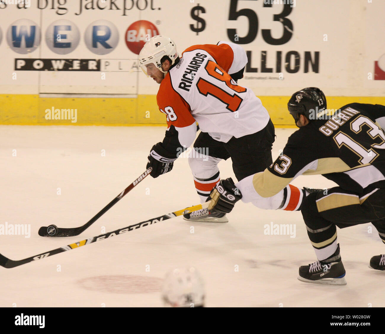 Les Penguins de Pittsburgh Bill Guerin (13) Chasse les Flyers de Philadelphie, Mike Richards (18) dans la première période de la quatrième partie de la Conférence de l'Est 2009 Quaterfinals au Mellon Arena de Pittsburgh le 23 avril 2009. (UPI Photo/Stephen brut) Banque D'Images