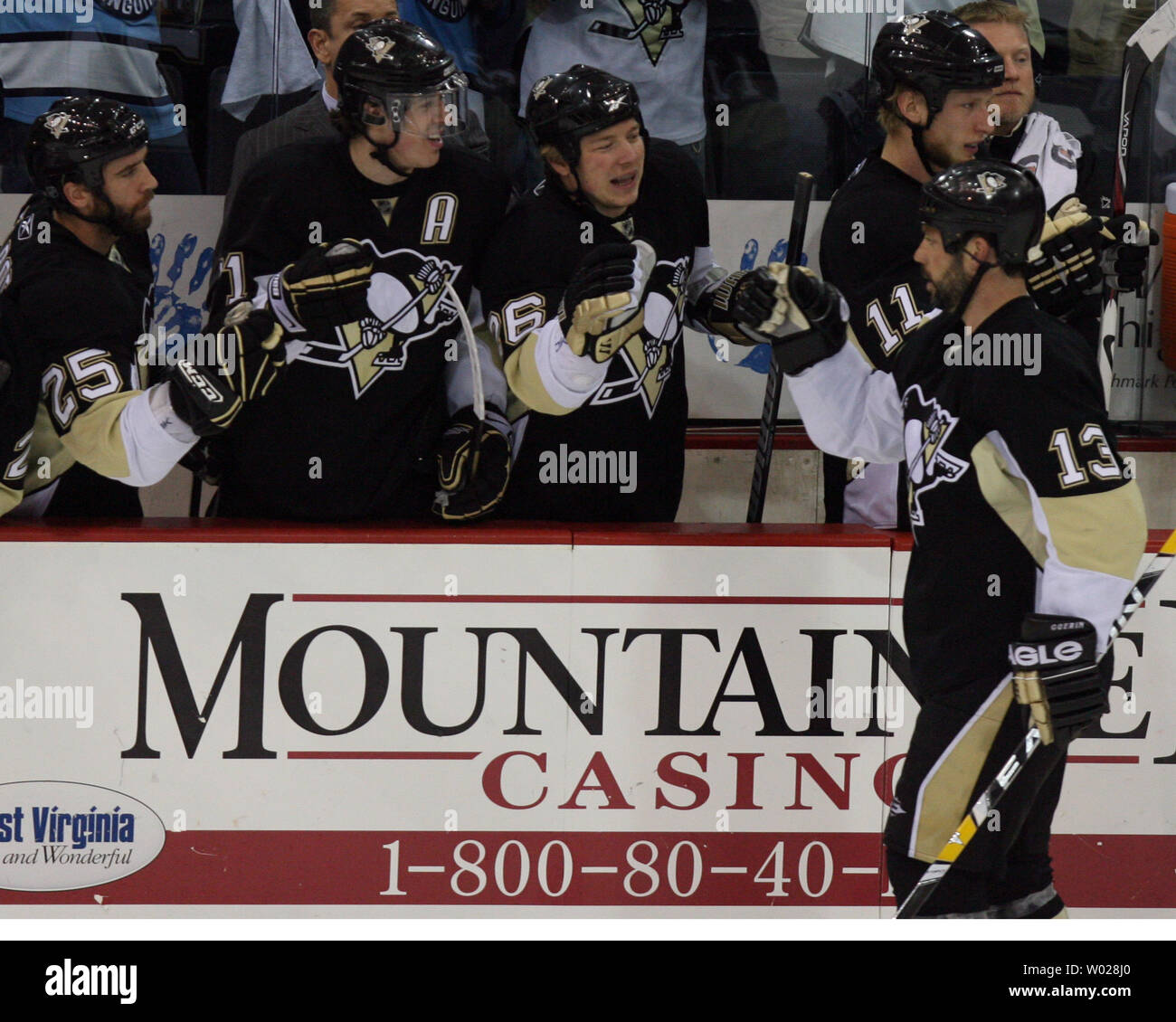 Les Penguins de Pittsburgh Bill Guerin (13) célèbre avec coéquipiers après avoir marqué contre les Capitals de Washington au cours de la première période dans le quatrième match de la demi-finale de conférence de l'Est 2009 au Mellon Arena de Pittsburgh le 8 mai 2009. (UPI Photo/Stephen brut) Banque D'Images