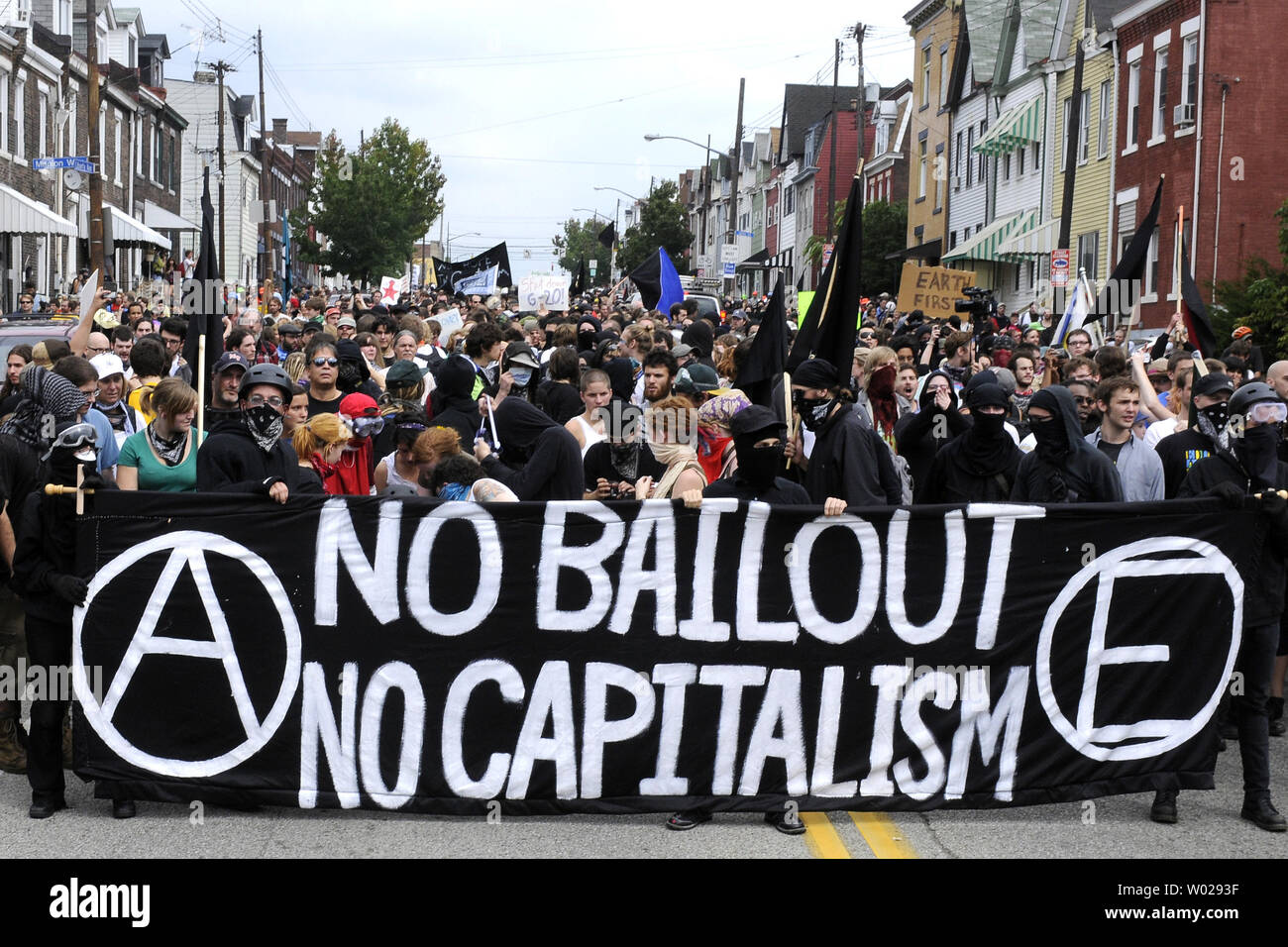 Les manifestants se regroupent sur Liberty Avenue, à Pittsburgh, en Pennsylvanie avant d'essayer de mars à l'occasion du Sommet du G20 du 24 septembre 2009. Pittsburgh est la ville hôte pour les deux jours du Sommet du G20 des dirigeants du monde. UPI /Archie Carpenter Banque D'Images