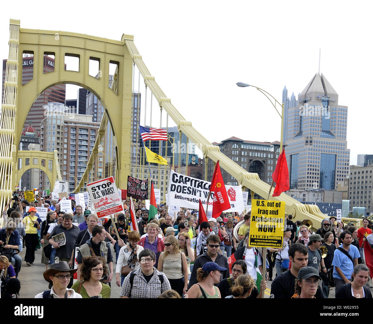 'La marche au G20", c'est manière pacifique à travers les rues du centre-ville de Pittsburgh, en Pennsylvanie et dans l'ensemble du pont d'Andy Warhol, le 25 septembre 2009. Pittsburgh est la ville hôte pour les deux jours du Sommet du G20 des dirigeants du monde. UPI /Archie Carpenter Banque D'Images