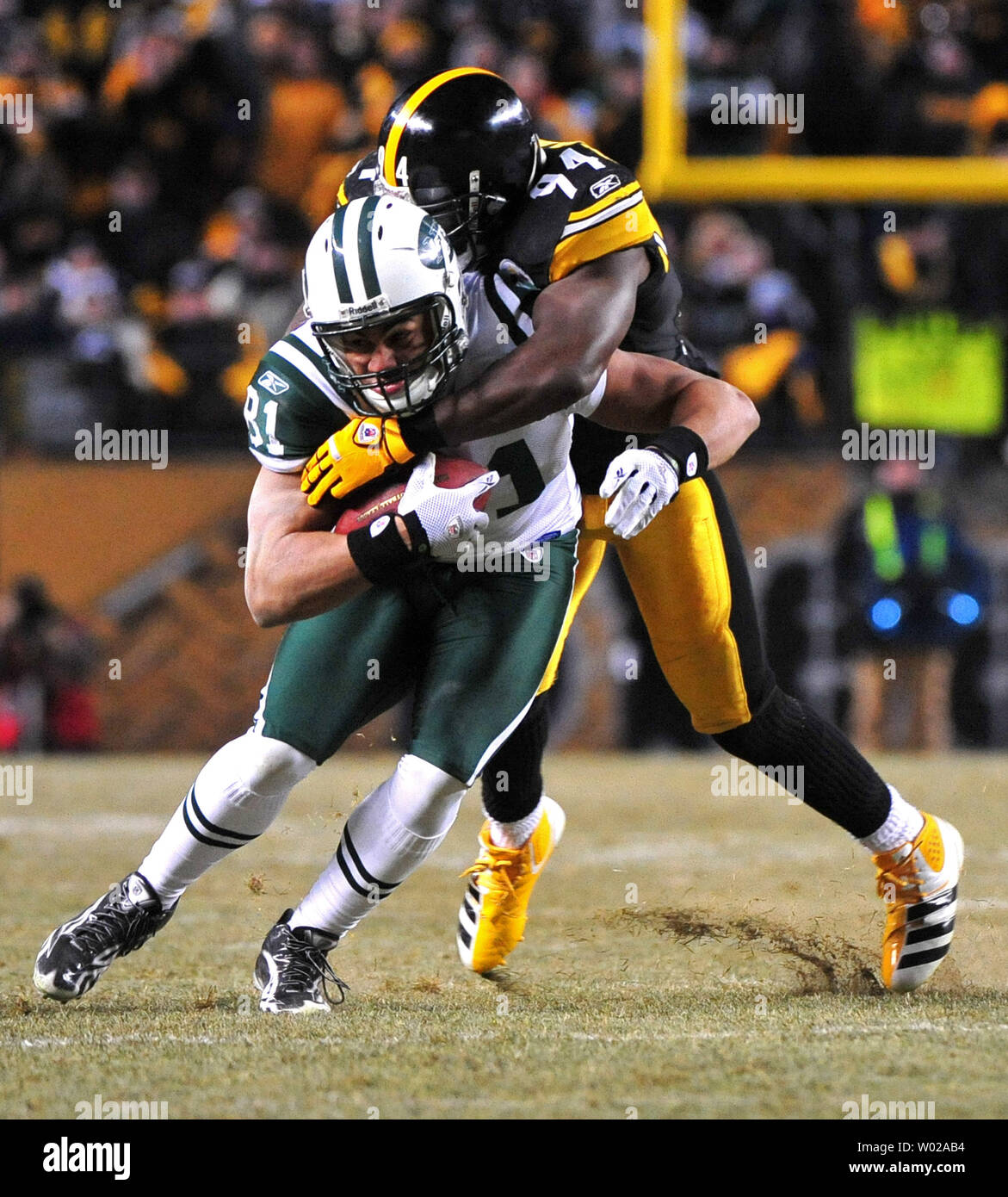 New York Jets' quarterback Dustin Keller est abordé par Pittsburgh Steelers' Lawrence Timmons au cours de l'AFC Championship au Heinz Field de Pittsburgh, Pennsylvanie le 23 janvier 2011. Les Steelers défait les Jets 24-19 et devra faire face les Packers de Green Bay lors du Super Bowl XLV. UPI/Kevin Dietsch Banque D'Images