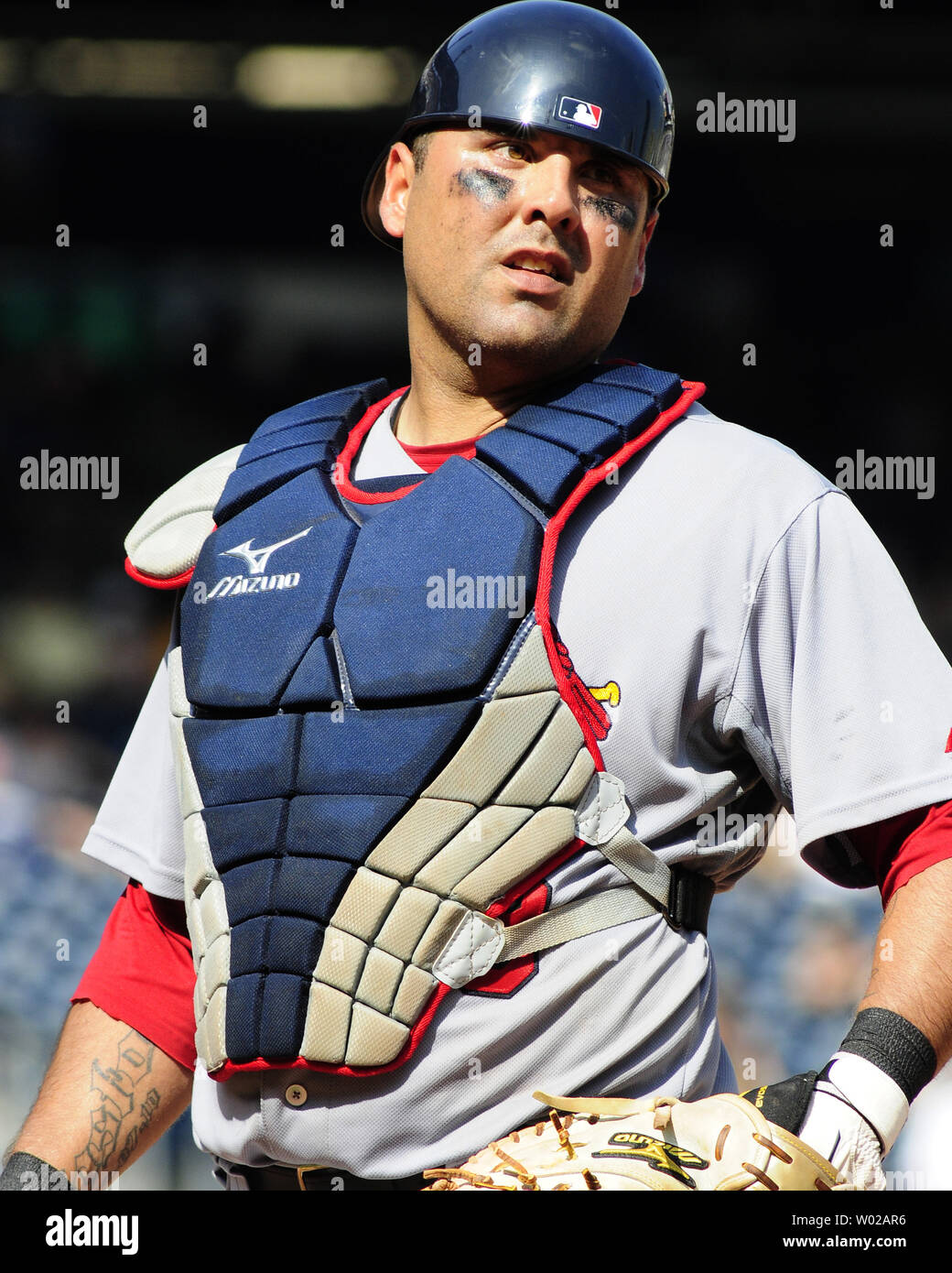 Cardinals de Saint-Louis Gerald Laird catcher ressemble à sa pirogue en neuvième manche de la victoire de 4-3 des Pirates de Pittsburgh au PNC Park à Pittsburgh, Pennsylvanie le 24 juillet 2011. UPI/Archie Carpenter Banque D'Images