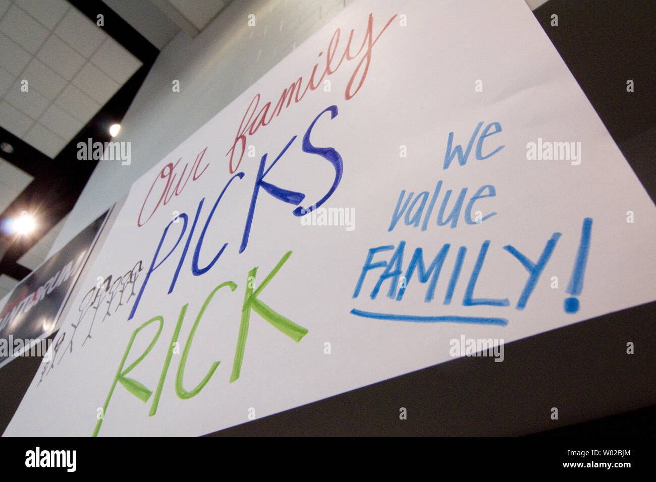 Ligne de signes le couloir de Steubenville High School le site de l'Rick Santorum Super mardi soir de l'élection Partie à Steubenville, Ohio, le 6 mars 2012. UPI/Archie Carpenter Banque D'Images