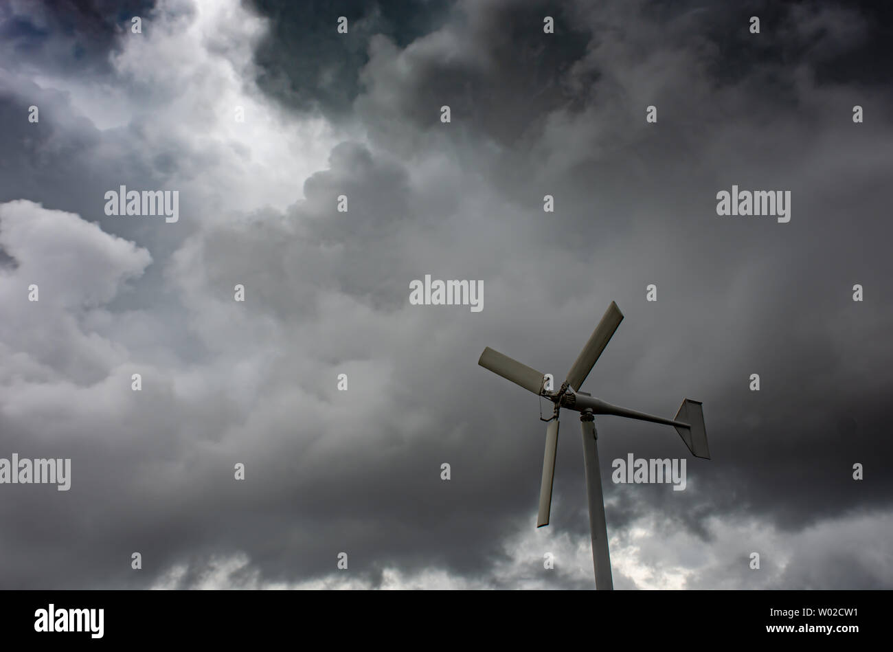 L'éolienne et les sombres nuages au Bang Poo, Samut Prakan. Banque D'Images