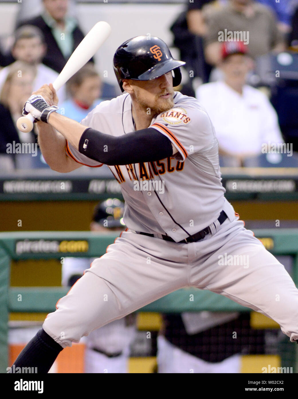 Giants de San Francisco droit fielder Hunter pence (8) se trouve dans la pâte lors de la quatrième manche de l'Giants 10-0 victoire contre les Pirates de Pittsburgh au PNC Park à Pittsburgh le 13 juin 2013. Pence a ensuite frappé un homer run 3 lors de la sixième manche de la victoire des Giants. UPI/Archie Carpenter Banque D'Images