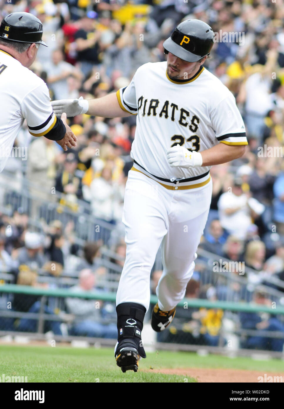 Droit des Pirates de Pittsburgh, fielder Travis Snider (23) tours troisième après son home run dans la cinquième manche de la Cincinnati Reds 11-3 gagner au PNC Park à Pittsburgh le 22 septembre 2013. UPI/Archie Carpenter Banque D'Images