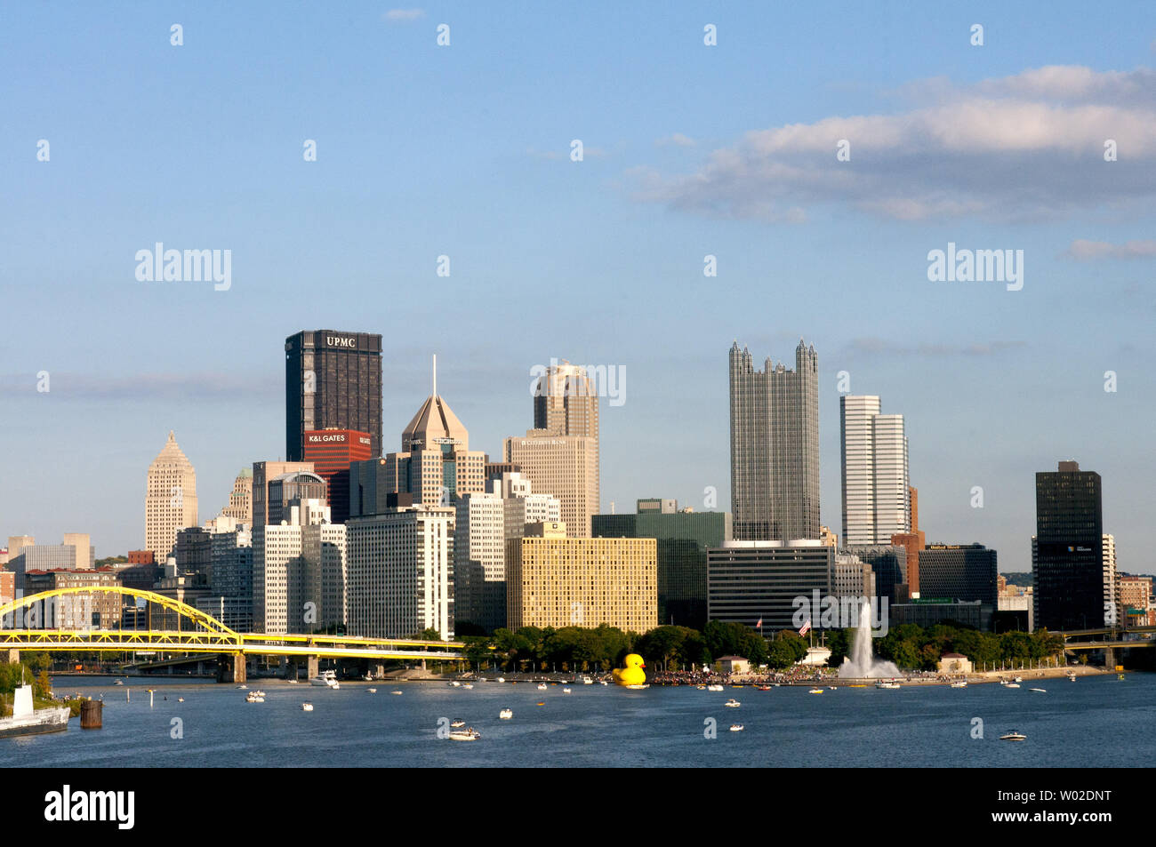 La première version américaine de la 40-foot-tall rubber duck prend sa place dans la ville de Pittsburgh à la confluence des rivières Allegheny et Monongahela, qui devient la rivière Ohio, 28 Septembre, 2013. Le projet Buck en caoutchouc est la création d'artiste Florentijun Hofman des Pays-Bas et fait partie de la Pittsburgh Cultural Trust Festivals internationaux de premier. UPI/Archie Carpenter Banque D'Images