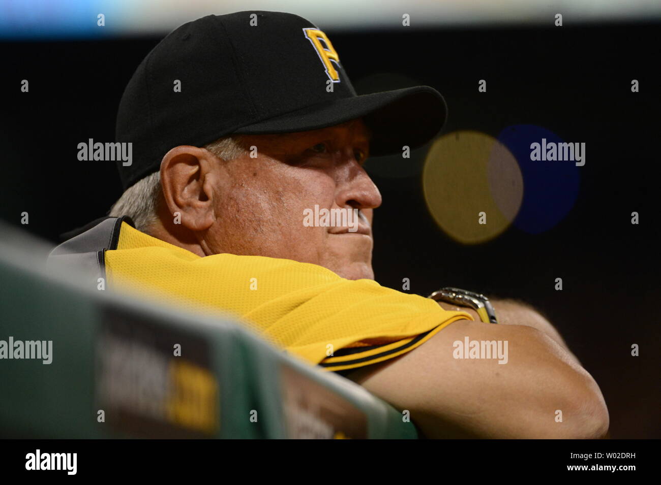 Manager des Pirates de Pittsburgh, Clint Hurdle watches jouer dans la quatrième manche contre les Reds de Cincinnati dans la Ligue nationale de théâtre générique au PNC Park à Pittsburgh, Pennsylvanie le 1 octobre 2013. Le gagnant devra faire face aux Cardinals de Saint-Louis dans le NLDS. UPI/Pat Benic Banque D'Images