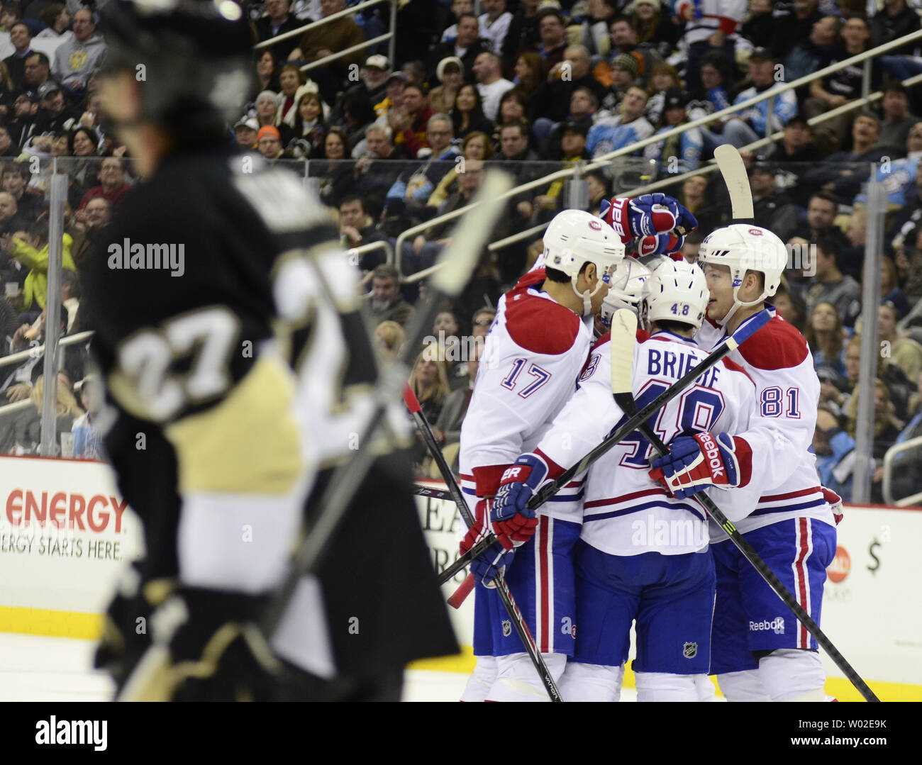 Pittsburgh Penguins Craig Adams skates au-delà de la célébration de Canadiens de Montréal Daniel Brière et le reste de sa ligne suivant le but de la troisième période de la 6-5 heures supplémentaires shootout gagner par le Canadiiens au CONSOL Energy Center à Pittsburgh le 27 février 2014. UPI/Archie Carpenter Banque D'Images