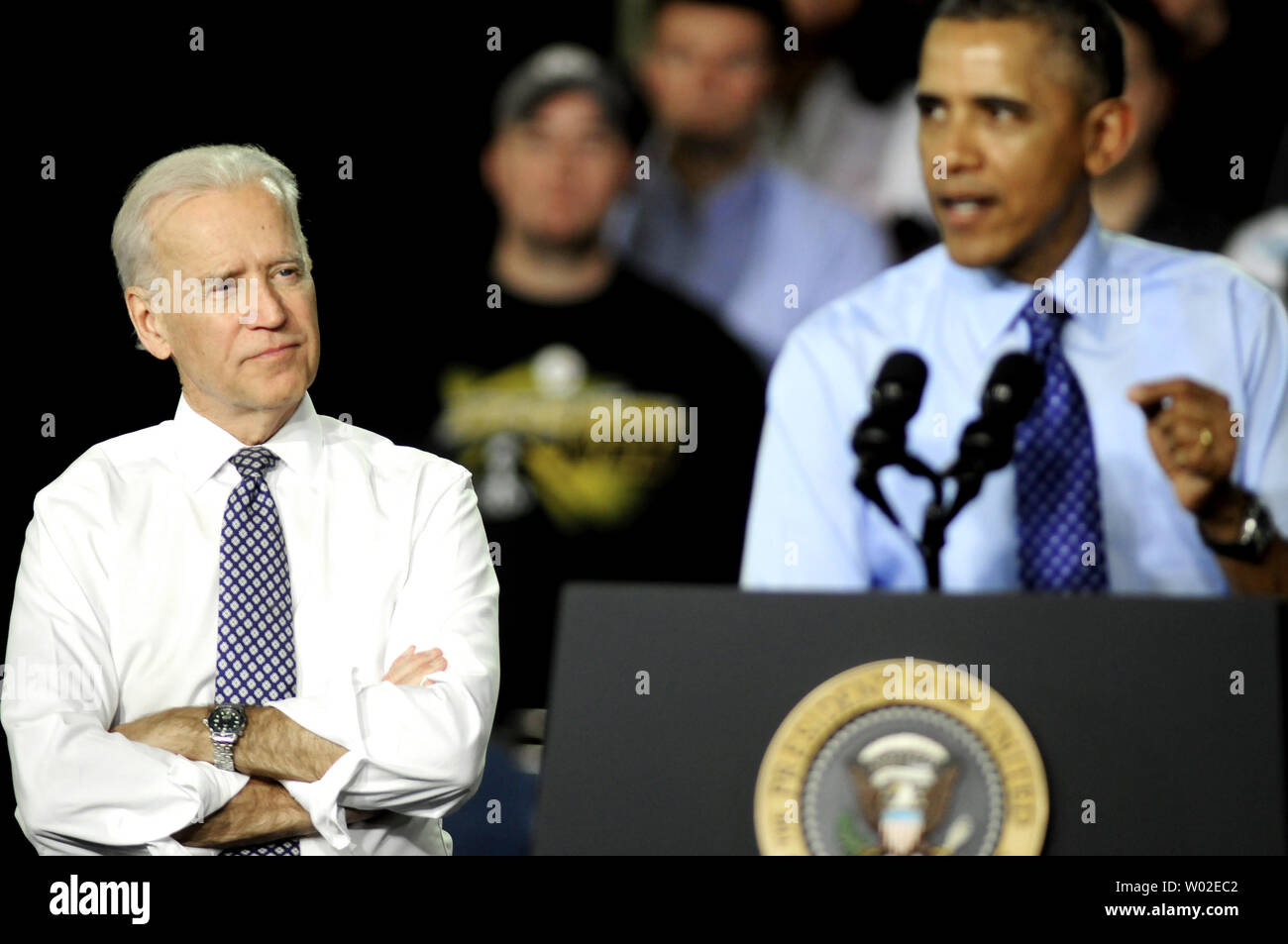 Le vice-président Joe Biden observe alors que le président Barack Obama annonce un nouveau concours de subventions pour favoriser la création de programmes de formation et d'apprentissage ciblés qui pourraient aider les gens à terre des emplois bien payés le 16 avril 2014 au Collège communautaire du comté d'Allegheny West Hills Center à Oakdale, Minnesota, près de Pittsburgh. UPI/Archie Carpenter Banque D'Images