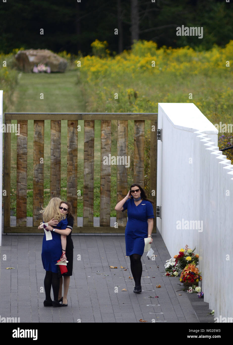 Confort de bord les uns les autres le long du "Mur des noms" à la Flight 93 National Memorial à Shanksville, en Pennsylvanie sur le 13ème anniversaire de la 911 attaques terroristes du 11 septembre 2014. UPI/Archie Carpenter Banque D'Images