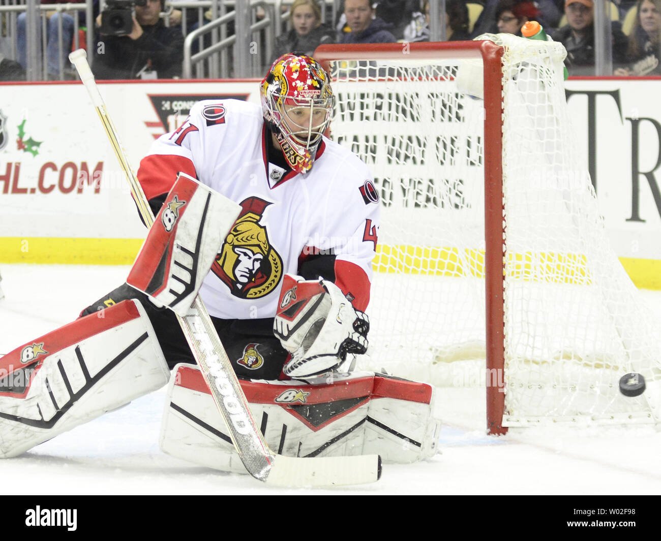 Le gardien des Sénateurs d'Ottawa Craig Anderson (41) dévie la loin de l'objectif dans la troisième période des Penguins de Pittsburgh 3-2 victoire au CONSOL Energy Center à Pittsburgh le 6 décembre 2014. UPI/Archie Carpenter Banque D'Images