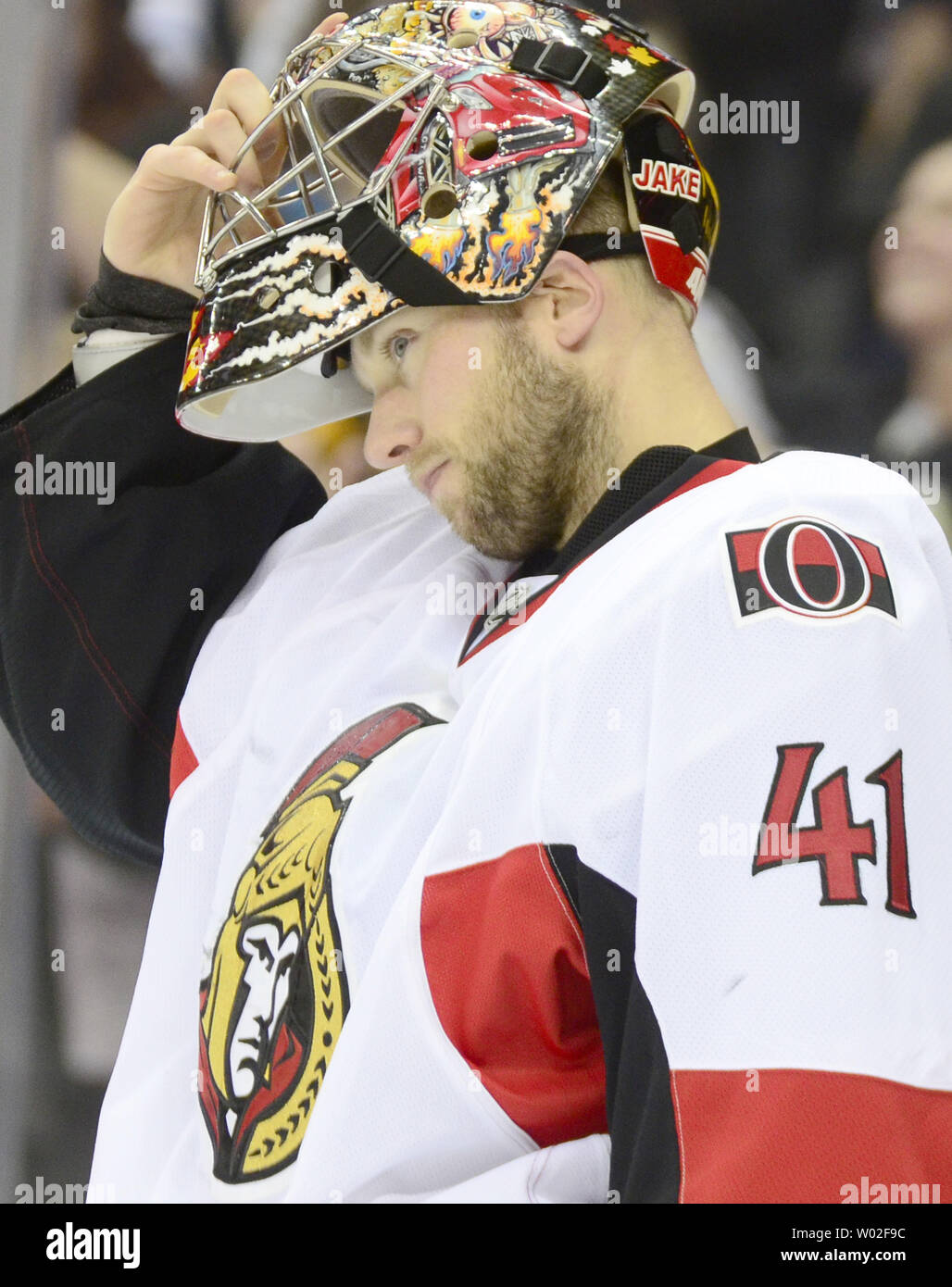 Le gardien des Sénateurs d'Ottawa Craig Anderson (41) met son helment après la deuxième période but par les Penguins de Pittsburgh au CONSOL Energy Center à Pittsburgh le 6 décembre 2014. Les Penguins de Pittsburgh a battu les Sénateurs d'Ottawa 3-2. UPI/Archie Carpenter Banque D'Images