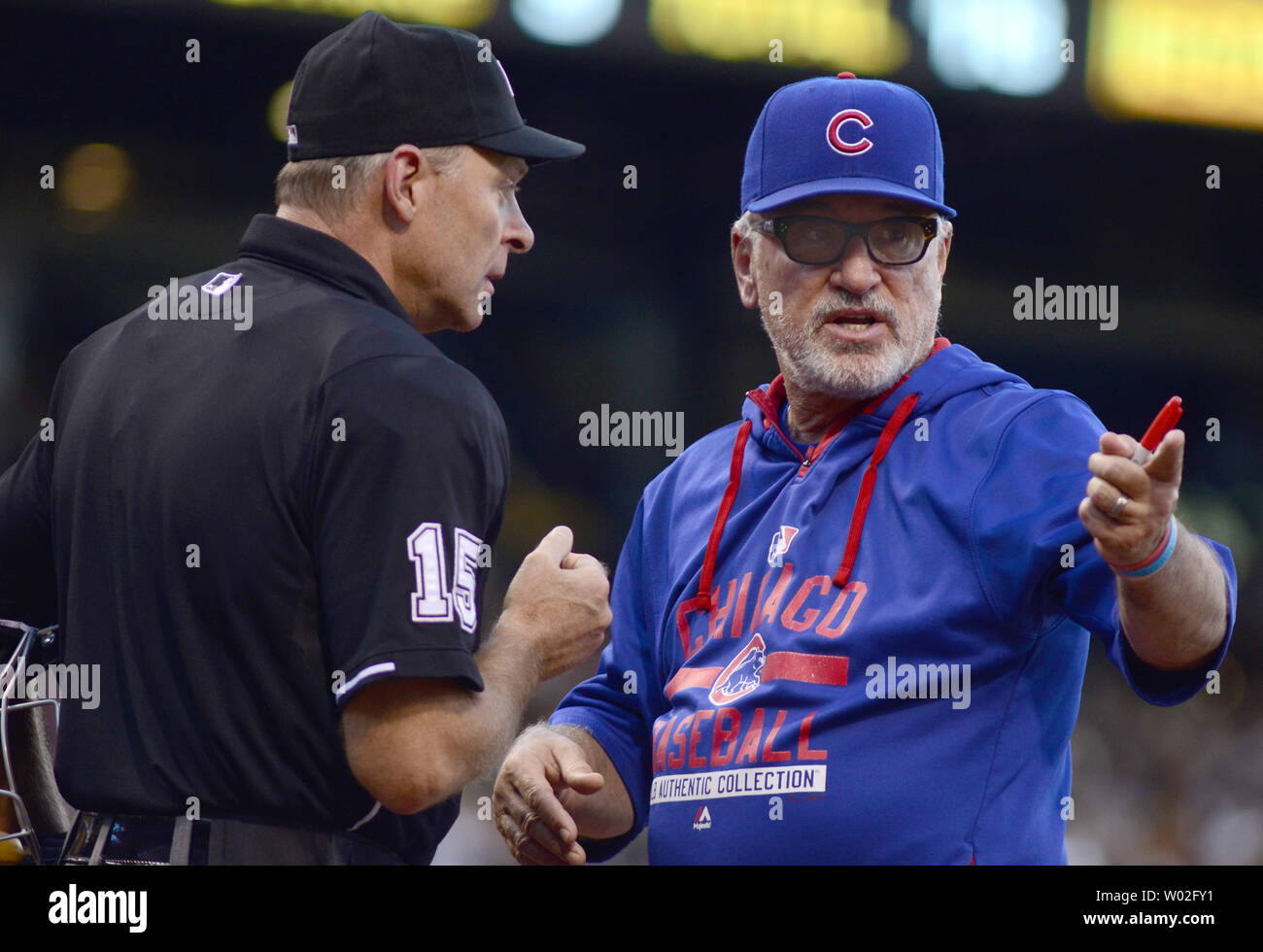 Chicago Cubs manager Joe Maddon (70) affirme avec juge-arbitre Ed Hickox (15) dans la deuxième manche du jeu avec les Pirates de Pittsburgh au PNC Park à Pittsburgh, le 4 août 2015. Photo par Archie Carpenter/UPI Banque D'Images