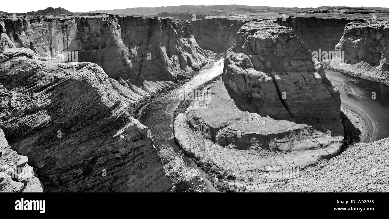 Vue depuis la donnent sur du fer à cheval sur le fleuve Colorado près de Page en Arizona. Banque D'Images