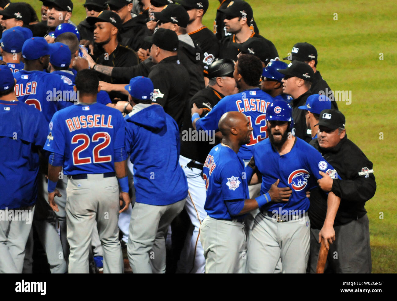 Le lanceur partant des Cubs de Chicago Jake Arrieta, est tiré d'une mêlée ordonnée par le premier juge-arbitre Hunter Wendelstedt base après qu'il a été touché par un lancer de baseball des Pirates de Pittsburgh par Tony Watson dans la septième manche de la Ligue nationale wild card match de baseball à PNC Park à Pittsburgh le 7 octobre 2015. Photo par Archie Carpenter/UPI Banque D'Images