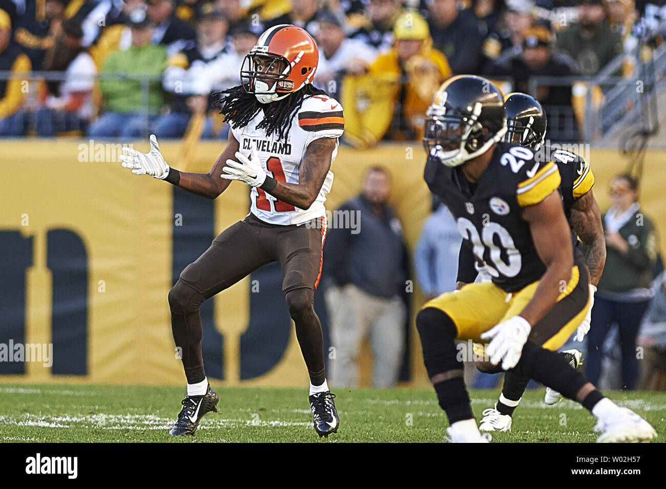 Cleveland Browns receveur Travis Benjamin (11) est grande ouverte en attente d'une passe de trimestre retour Johnny Manziel au cours du quatrième trimestre de la match contre les Steelers de Pittsburgh. Les Steelers a remporté le match 30-9 au stade Heinz Field de Pittsburgh le 15 novembre 2015. Photo par Shelley Lipton/UPI Banque D'Images