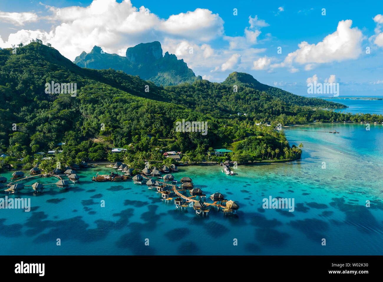 Bora Bora vidéo drone aérien de voyage vacances paradise bungalows sur pilotis avec luxury resort, coral reef lagoon ocean beach. Le Mont Otemanu, Bora Bora, Polynésie Française, Tahiti, l'océan Pacifique Sud Banque D'Images
