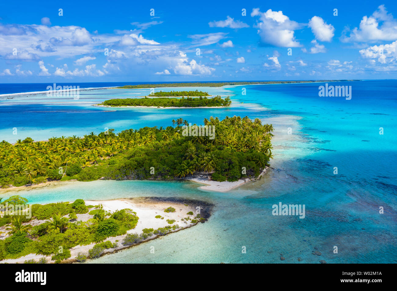 Drone vidéo aérienne de l'atoll de Rangiroa island motu et de récifs coralliens en Polynésie française, Tahiti. Nature paysage incroyable avec blue lagoon et l'océan Pacifique. Voyage Tropical paradise dans les îles Tuamotu. Banque D'Images