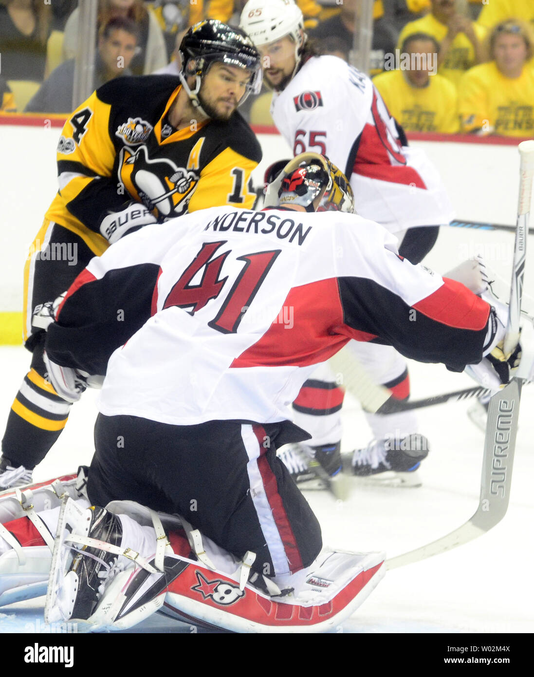 Pittsburgh Penguins aile gauche Chris Kunitz (14) shot passe sous le bras du gardien des Sénateurs d'Ottawa Craig Anderson (41) durant la première période d'heures supplémentaires de jeu sept de la conférence finale de l'Est les éliminatoires de la coupe Stanley à Peintures PPG Arena de Pittsburgh le 25 mai 2017. Photo par Archie Carpenter/UPI Banque D'Images