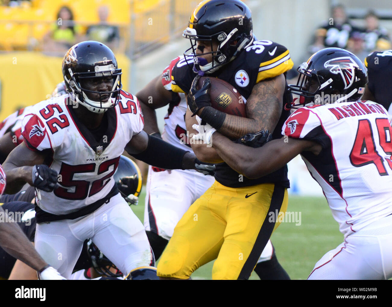 Atlanta Falcons linebacker Josh Keyes (52) et Atlanta Falcons arrière défensif Deron Washington (49) ferme de s'attaquer au Pittsburgh Steelers James Conner running back (30) au quatrième trimestre de la pré-saison 17-13 Pittsburgh Steelers gagner contre les Falcons d'Atlanta au stade Heinz Field le 20 août 2017 à Pittsburgh. Photo par Archie Carpenter/UPI Banque D'Images