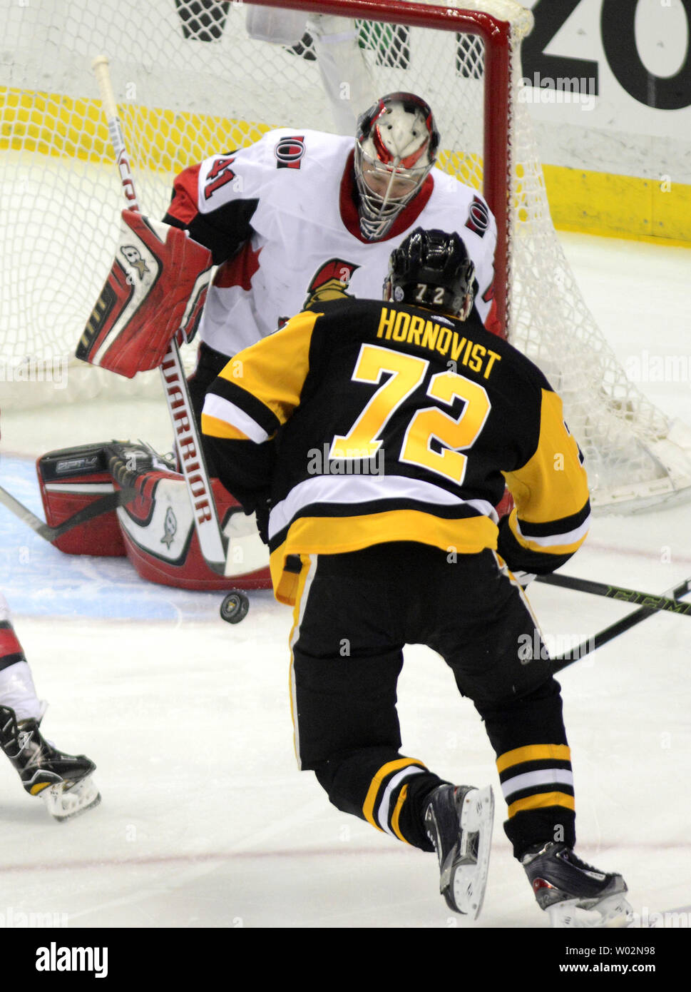 Le gardien des Sénateurs d'Ottawa Craig Anderson (41) rend l'enregistrer sur une aile droite Penguins de Pittsburgh Patric Hornqvist (72) tourné dans la première période sans Peintures PPG à Arena de Pittsburgh le 6 avril, 2018. Photo par Archie Carpenter/UPI Banque D'Images