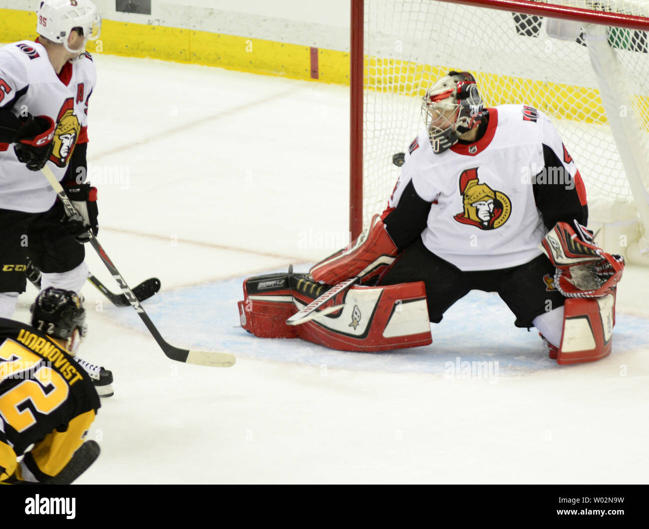 Pittsburgh Penguins aile droite Patric Hornqvist (72) scores sur le gardien des Sénateurs d'Ottawa Craig Anderson (41) dans la troisième période de la victoire de 4-0 des manchots à Peintures PPG Arena de Pittsburgh le 6 avril, 2018. Photo par Archie Carpenter/UPI Banque D'Images