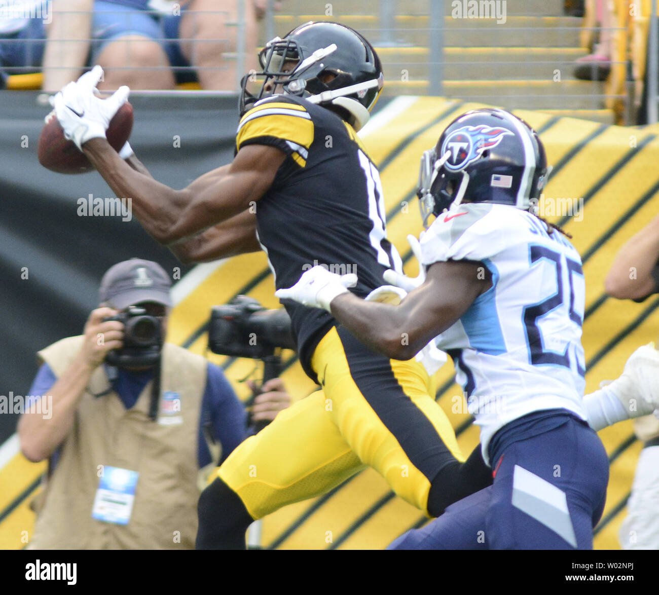 Pittsburgh Steelers wide receiver Justin Hunter (11) tire dans une cour 32 passer pour un touché avec Tennessee Titans Adoree évoluait' Jackson (25), couvrant au premier trimestre contre le Tennessee Titans au stade Heinz Field de Pittsburgh le 25 août 2018. Photo par Archie Carpenter/UPI Banque D'Images