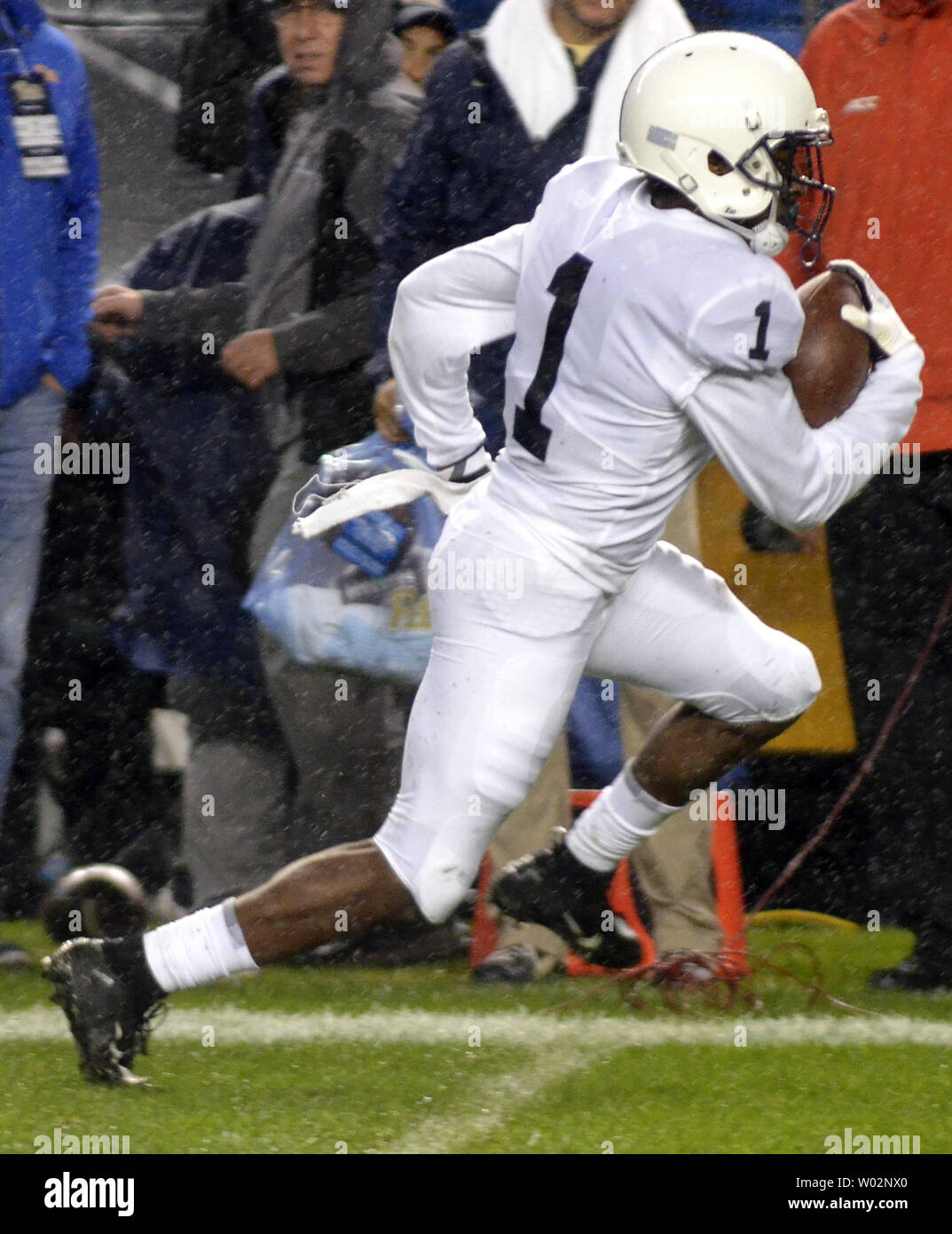 Penn State Nittany Lions wide receiver KJ Hamler (1) s'étend le long de la touche pour 32 verges et un touché au premier trimestre contre le Pittsburgh Panthers au stade Heinz Field le 8 septembre 2018. Photo par Archie Carpenter/UPI Banque D'Images