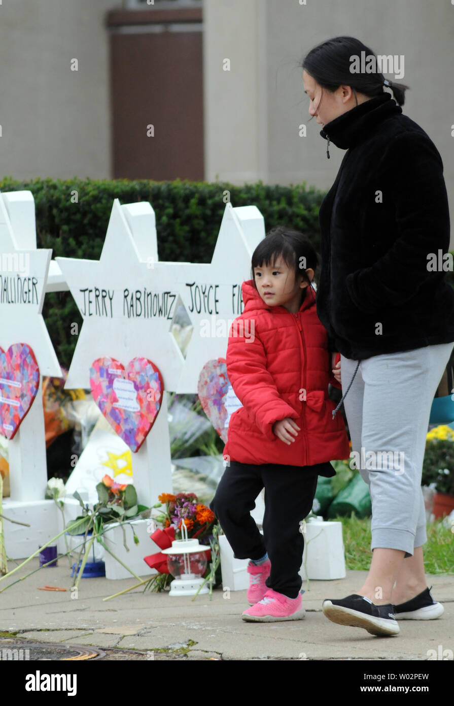 Une jeune fille et sa mère visite le mémorial temporaire à l'arbre de vie de la Synagogue, où 11 personnes ont été tuées au cours du week-end dans le quartier Côte d'écureuil de Pittsburgh le 29 octobre 2018. Photo par Archie Carpenter/UPI Banque D'Images