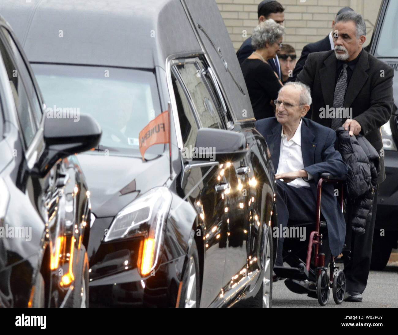 Membre de la famille de Rose Mallinger, âge 97 Rodef Shalom quitte le Temple à Pittsburgh le 2 novembre 2018. Mallinger Rose était la plus ancienne victime de l'arbre de vie et le dernier tir Synagogue service funéraire du 11 tués. Photo par Archie Carpenter/UPI Banque D'Images