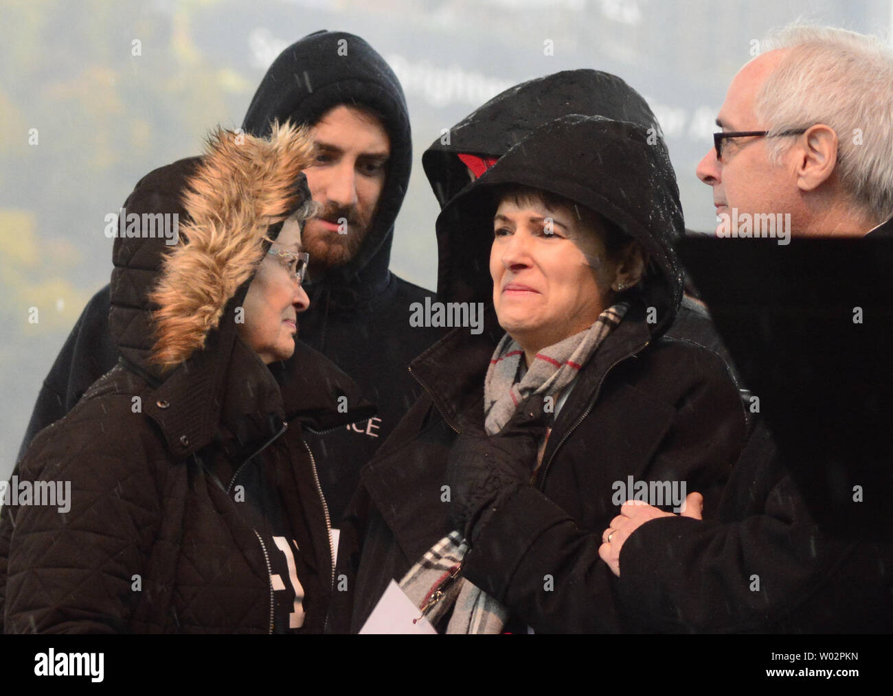 Les membres de la famille de l'arbre de vie tir Synagogue donne à la foule debout dans la pluie au rassemblement pour la paix au Point State Park à Pittsburgh le 9 novembre 2018. Le rassemblement a eu lieu à retenir les 11 personnes qui ont perdu leur vie à l'arbre de vie Synagogue tir. Photo par Archie Carpenter/UPI Banque D'Images