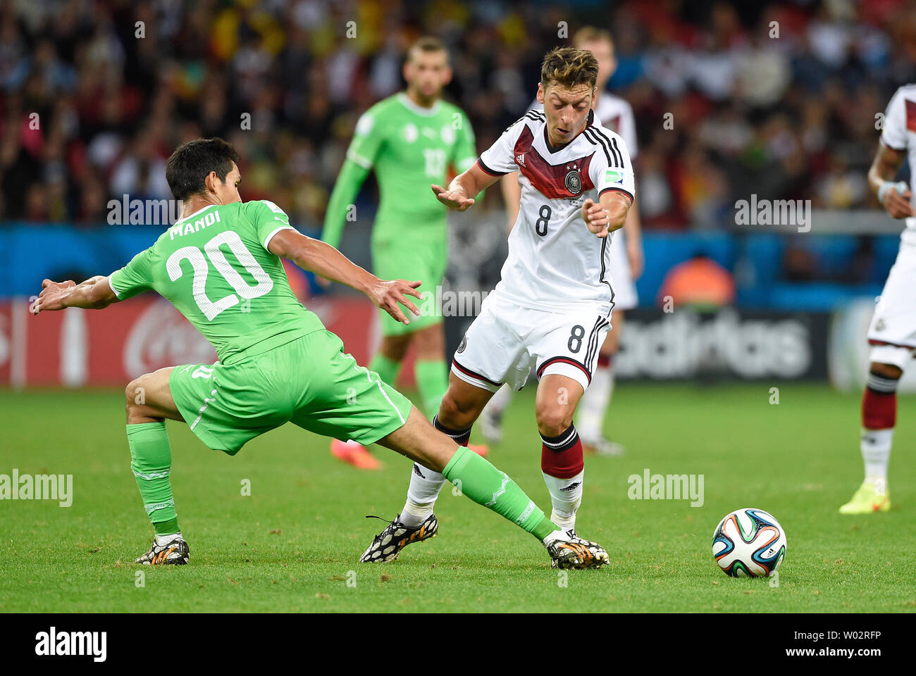 Mesut Ozil de l'Allemagne échappe à Aissa Mandi de l'Algérie durant la Coupe du Monde FIFA 2014 ronde de 16 match au stade Beira-Rio à Porto Alegre, Brésil le 30 juin 2014. UPI/Chris Brunskill Banque D'Images