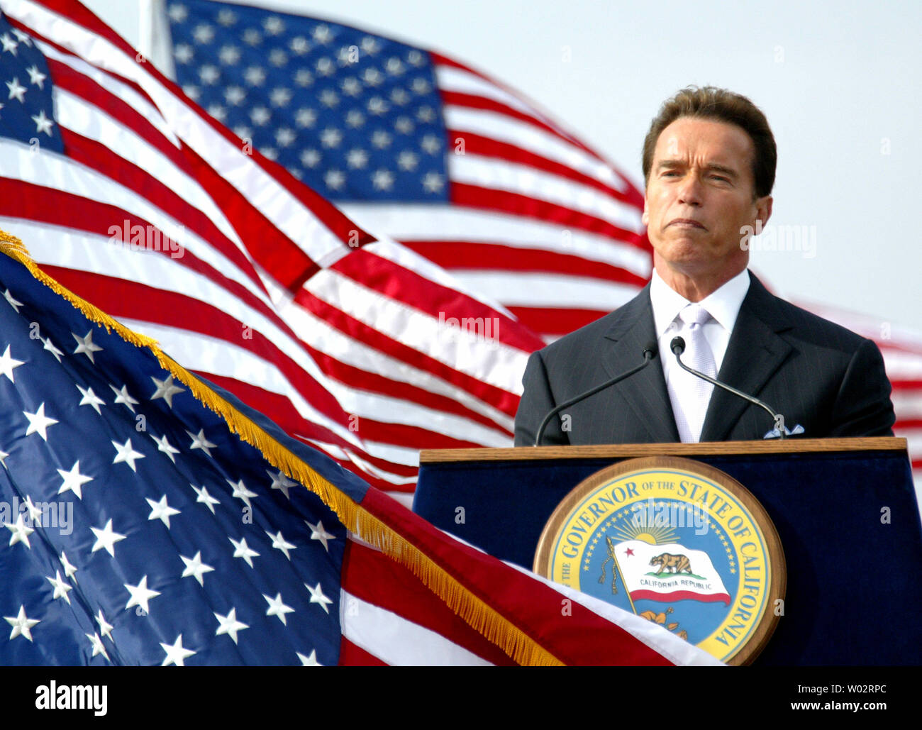 Le gouverneur de la Californie Arnold Schwarzenegger en Californie du nord consacre des anciens combattants du nouveau cimetière près de Igo, Californie, le 11 novembre 2005. (Photo d'UPI/Ken James) Banque D'Images