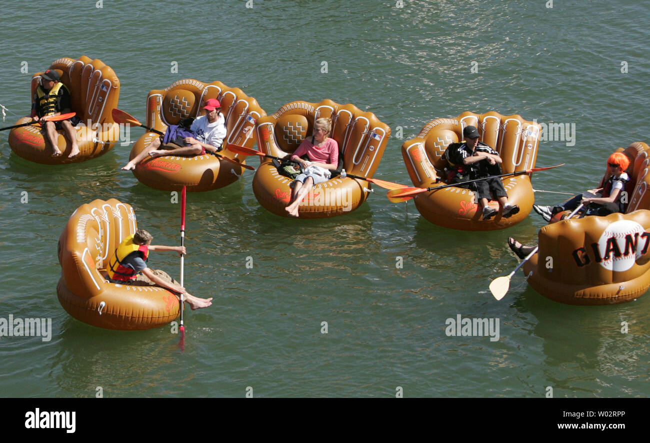 Baesball fans camper sur les gants de base-ball flottant dans McCovey Cove le jour d'ouverture de SBC Park à San Francisco le 5 avril 2005. (Photo d'UPI/Terry Schmitt) Banque D'Images