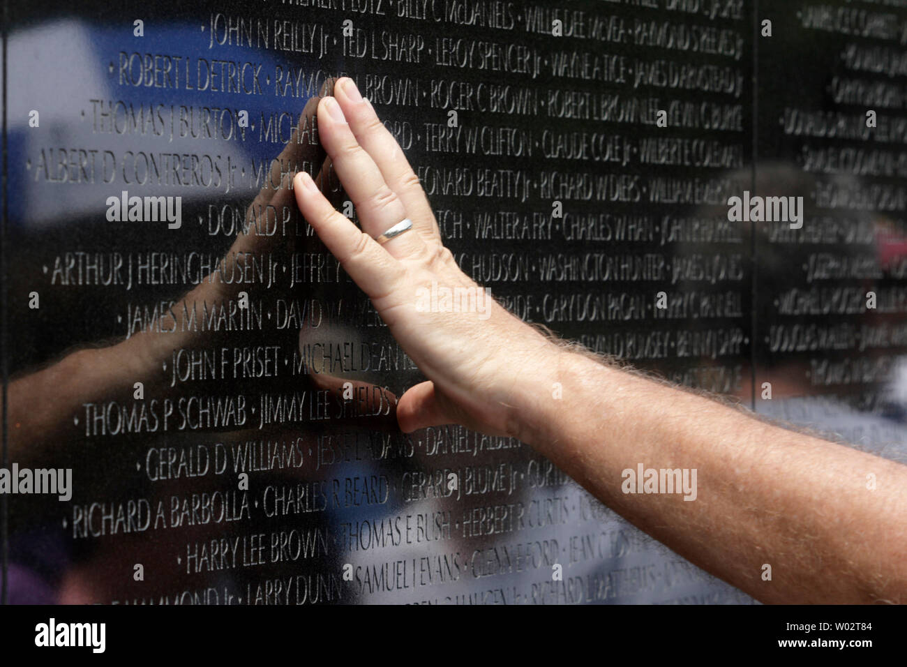 Un visiteur touche le Vietnam Veterans Memorial à Washington, le 27 mai 2007. Cette année est le 25e anniversaire du monument qui commémore les 58 249 soldats américains et les femmes qui sont morts ou ont été perdus pendant le conflit du Vietnam à partir de 1959-1975. (Photo d'UPI/Kamenko Pajic) Banque D'Images