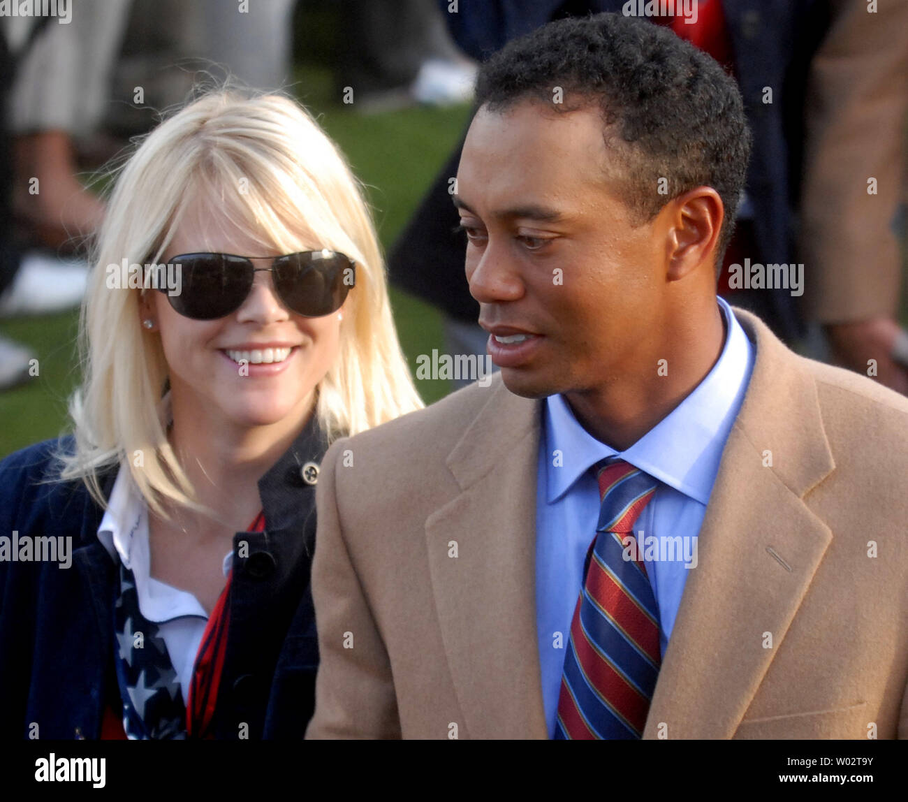 Membre de l'équipe américaine de Tiger Woods et son épouse Elin quitter la cérémonie d'ouverture de la Coupe des Présidents 2007 au Royal Montreal Golf Club à Montréal le 26 septembre 2007. (UPI Photo/Kevin Dietsch) Banque D'Images