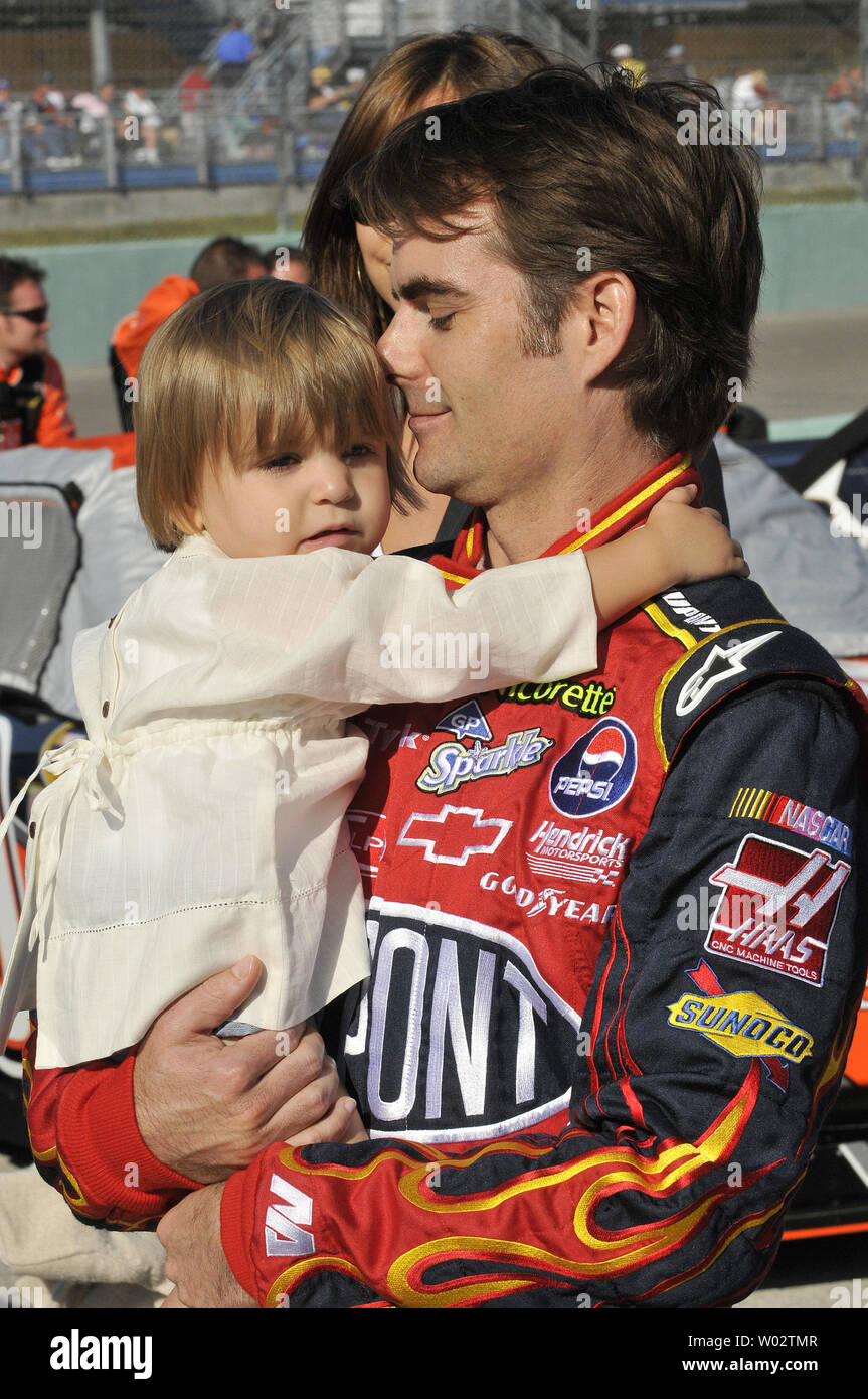 Jeff Gordon détient sa fille, Ella Sofia, avant le début de la Coupe Sprint Ford 400 à Homestead-Miami Speedway à Homestead, Floride le 16 novembre 2008. (UPI Photo/Paul Emmans) Banque D'Images