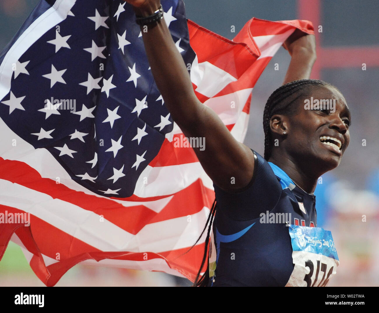 USA's Dawn Harper pleure de joie qu'elle porte le drapeau américain autour de la piste après avoir remporté la médaille d'or au 100 mètres Hurdless au nid d'Oiseau National Stadium lors des Jeux Olympiques de Beijing, le 19 août 2008. Son temps était de 12,54 secondes. (Photo d'UPI/Pat Benic) Banque D'Images