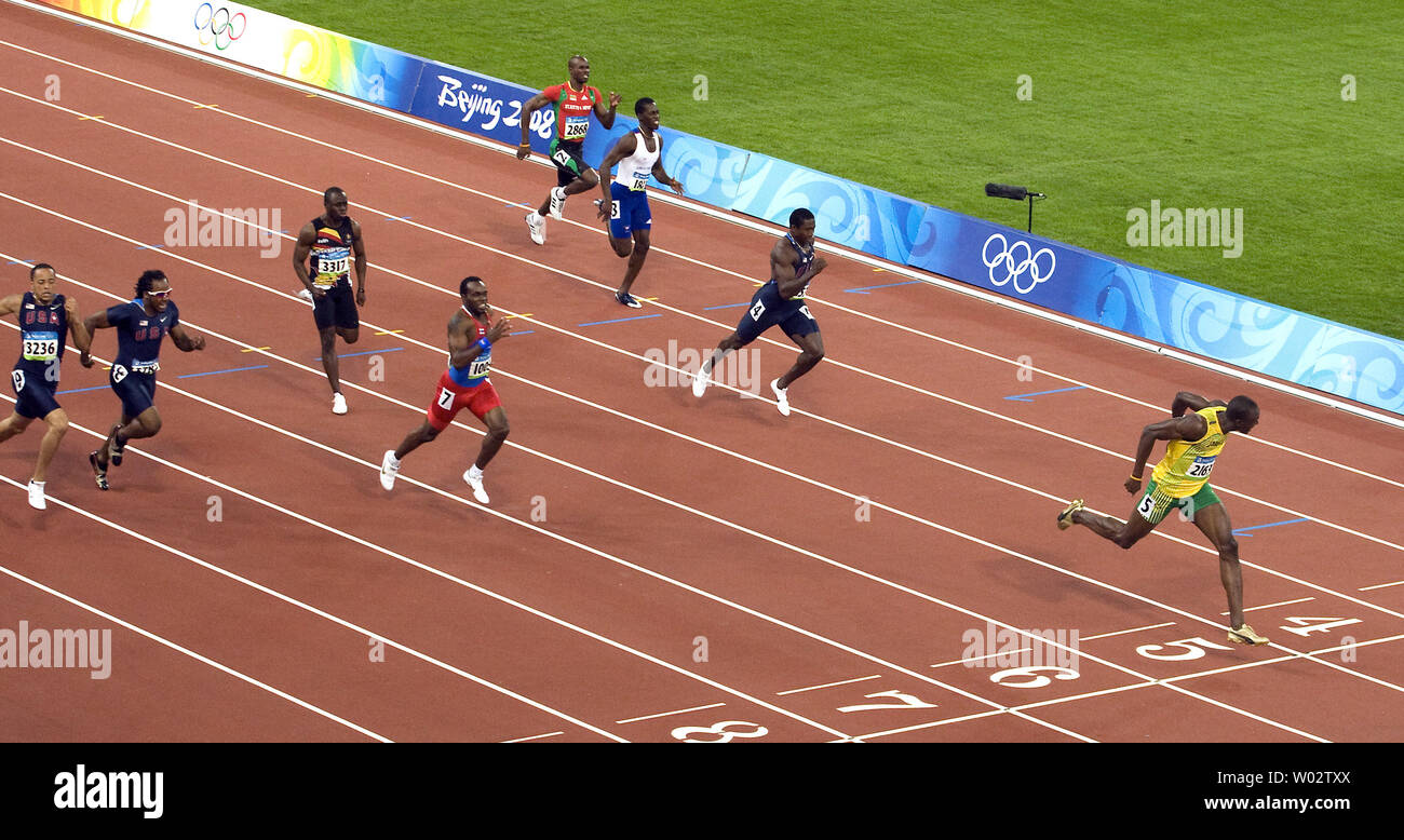Jamaican Usain Bolt sprints (R) à la ligne d'arrivée en prenant la médaille  d'or et établissant un nouveau record de 19,30 secondes dans le 200m  masculin définitif le 20 août 2008. Bolt
