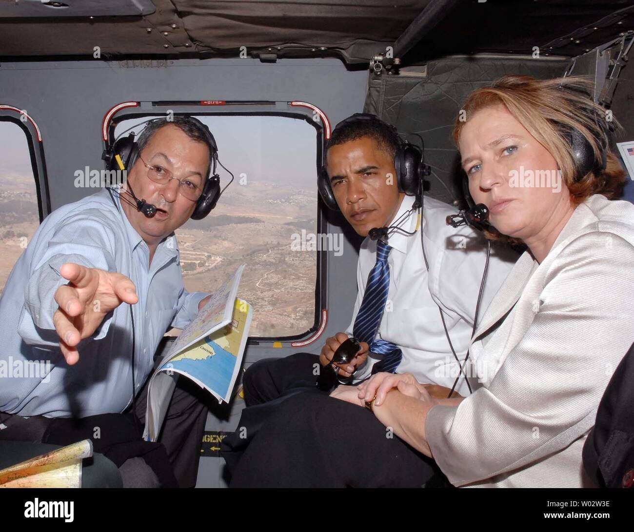 Le candidat démocrate présumé Sen. Barack Obama (D-IL) (C) balade en hélicoptère avec le ministre de la Défense israélien Ehud Barak (L) et le ministre des Affaires étrangères Tzipi Livni (R) sur Israël le 23 juillet 2008. (Photo d'UPI/Service de Presse du Gouvernement d'Israël) Banque D'Images Le candidat démocrate présumé Sen. Barack Obama (D-IL) (C) balade en hélicoptère avec le ministre de la Défense israélien Ehud Barak (L) et le ministre des Affaires étrangères Tzipi Livni (R) sur Israël le 23 juillet 2008. (Photo d'UPI/Service de Presse du Gouvernement d'Israël) Banque D'Images