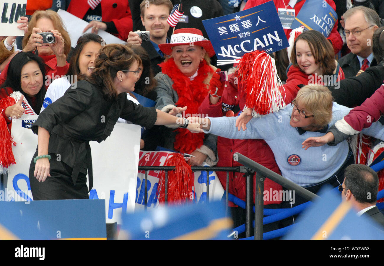 Candidat républicain à la vice-présidence du gouvernement de l'Alaska. Campagnes de Sarah Palin pour elle-même et candidat républicain le sénateur John McCain (AZ) à un rassemblement à Leesburg, en Virginie, le 27 octobre 2008. (Photo d'UPI/Roger L. Wollenberg) Banque D'Images