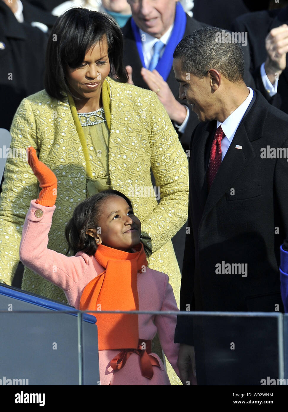 Sasha Obama (C), 7, fille du président américain Barack Obama (R), les vagues de son père, en tant que Première Dame Michelle Obama cherche sur, après qu'il a prêté serment en tant que 44e président des États-Unis sur la colline du Capitole à Washington le 20 janvier 2009. UPI/Kevin Dietsch Banque D'Images