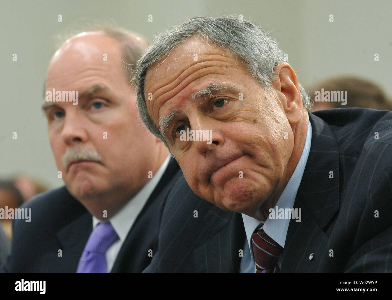 James Appuyez sur (R), président de Chrysler LLC, et Fritz Henderson, PDG de General Motors, témoigner devant un comité de l'énergie et du Commerce de la Chambre audience sur le GM et Chrysler fermetures concessionnaire et à la restructuration, sur la colline du Capitole à Washington le 12 juin 2009. UPI/Kevin Dietsch Banque D'Images