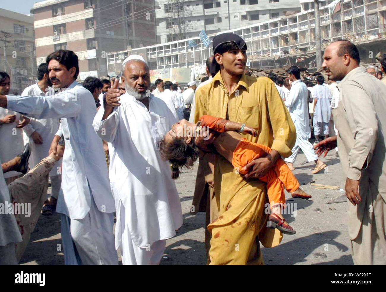 Des volontaires pakistanais transporter un blessé victime d'un attentat-suicide à la bombe à Peshawar site le 9 octobre 2009. Les véhicules de kamikazes se remplie d'explosifs, tuant 48 personnes dans une zone encombrée près des banques, des magasins et une salle de mariage heures après une attaque similaire à l'extérieur d'un poste de police à Bannu. UPI/Fahim Ahmed Banque D'Images