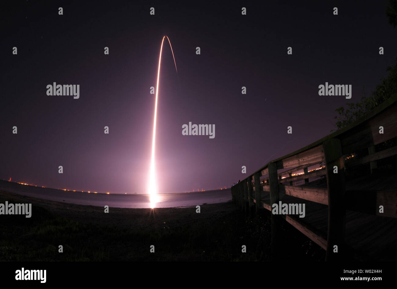 Une fusée Delta II de Boeing lance à 10 ::49:00 du complexe 17B à la base aérienne de Cap Canaveral, Floride le 6 mars 2009. Menée par International Launch Services, c'est le 339e lancement d'une fusée Delta. À bord du vaisseau spatial Kepler de la NASA est, un satellite qui est conçu pour détecter des planètes de la taille de la terre dans d'autres systèmes solaires au cours de ses trois ans et demi de mission. UPI/Marino-Bill Joe Cantrell Banque D'Images